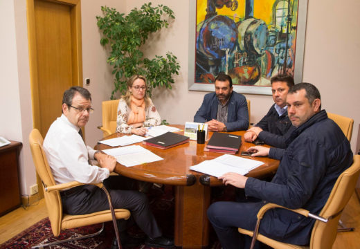 O director xeral de Enerxía e Minas promete “colaboración institucional” na tramitación dos parques eólicos da comarca